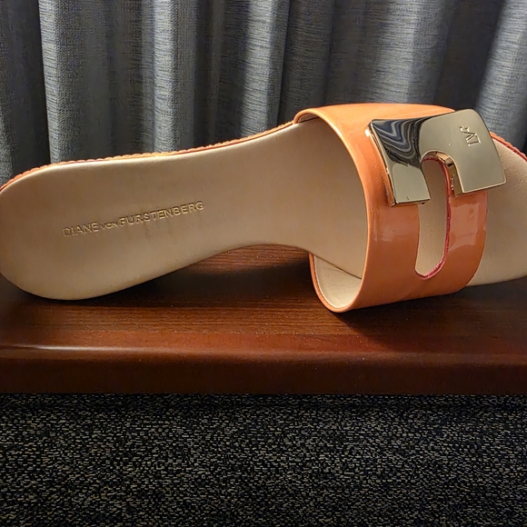 DIANE VON FURSTENBERG Peach Nectar PATENT LEATHER Wooden DVF LOGO Heeled Sandals - Picture 8 of 11